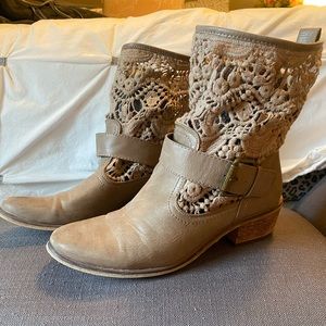 Lace detail cowgirl boots